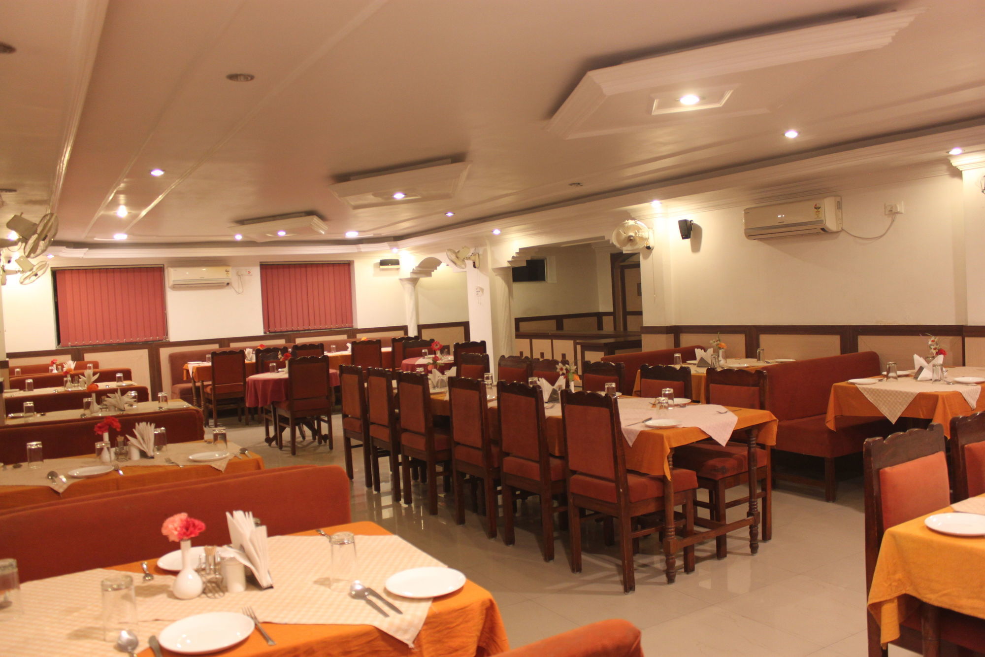 Niranjana Hotel Bodhgaya Restoran gambar